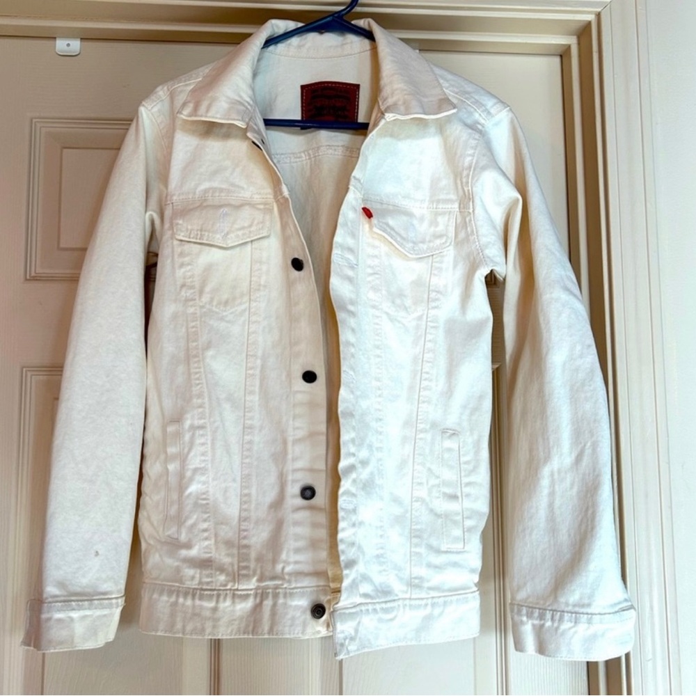 Levis jacket its small